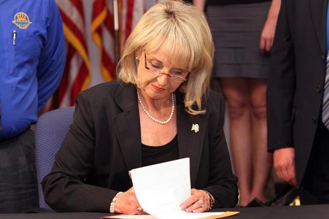 Jan Brewer signs AZ SB 1070
