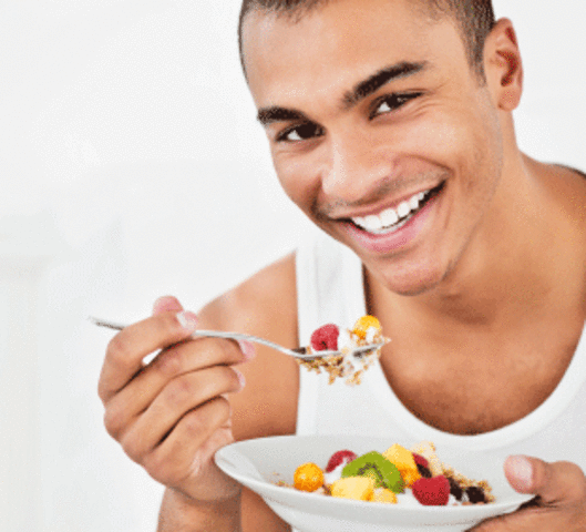 En la mañana ella desayunó porque ella tenía hambre.