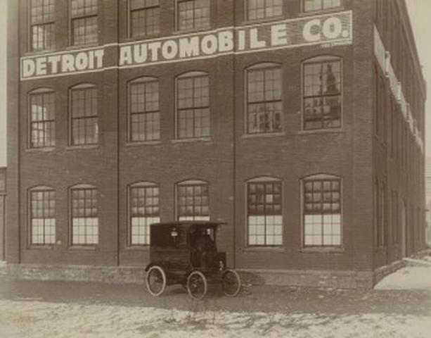 Ford forms the Detroit Automobile Company.