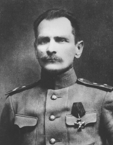 АРСЕНЬЕВ Владимир Клавдиевич-российский исследователь Дальнего Востока, географ и писатель. Исследовал Юж.Приморье (1902−03), горы Сихотэ-Алиня (1906−10). Один из создателей краеведческого направления в отечественной научно-художественной литературе.