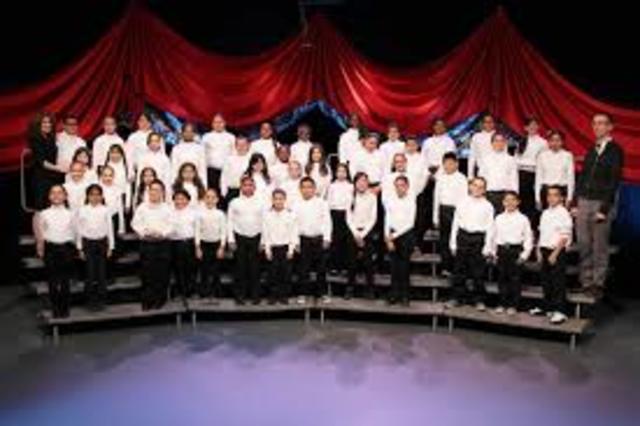 Cantamos en una performance en el instituto.