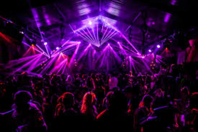 Me levanté, me vestí, y salí para mi fiesta.