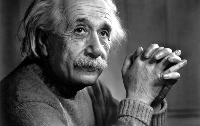 Recibe el Premio Nobel de física.