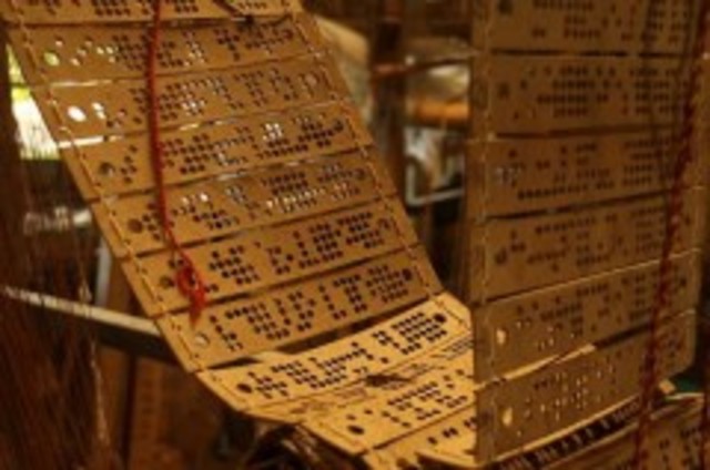 Telar para controlar la creacion de complejos diseños textiles