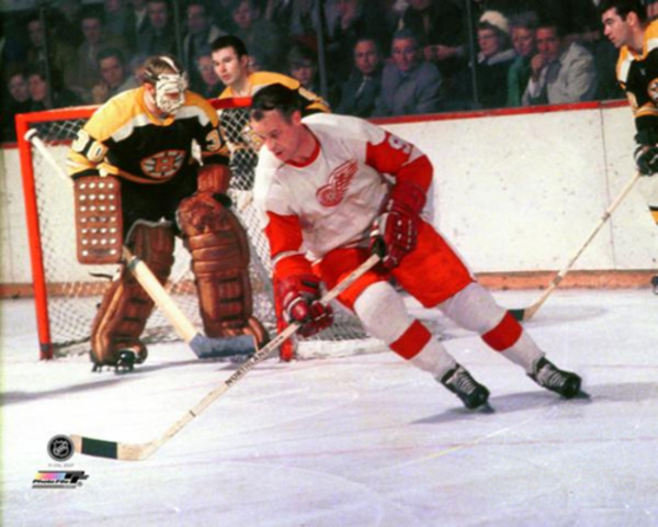 Gordie Howe breaks a record