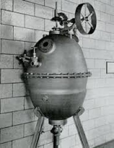 The invention of the first synthetic plastic.