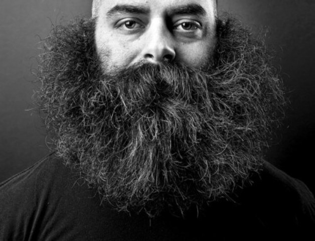 Me empezo a crecer un poco de barba