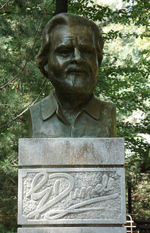 A világon először itt avattak szobrot Gerald Durrellnek,