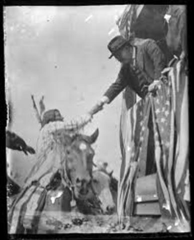 US President Theodore Roosevelt shakes a record number of hands
