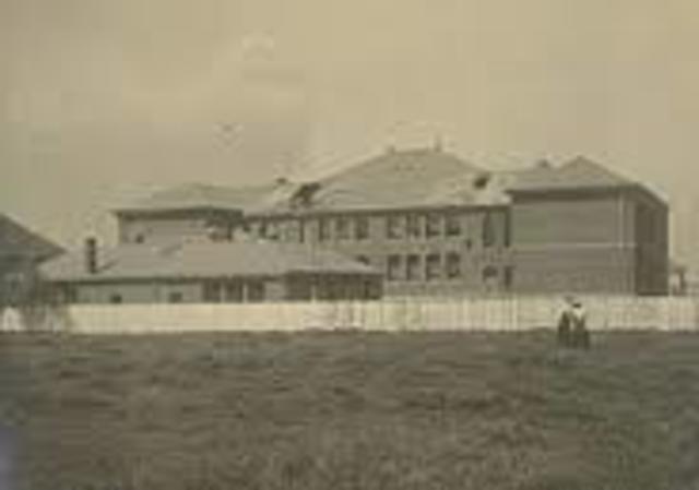 1st junior high schools in US opens (Berkeley California)