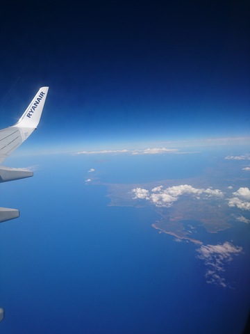 VOLANDO VOY, VOLANDO VENGO