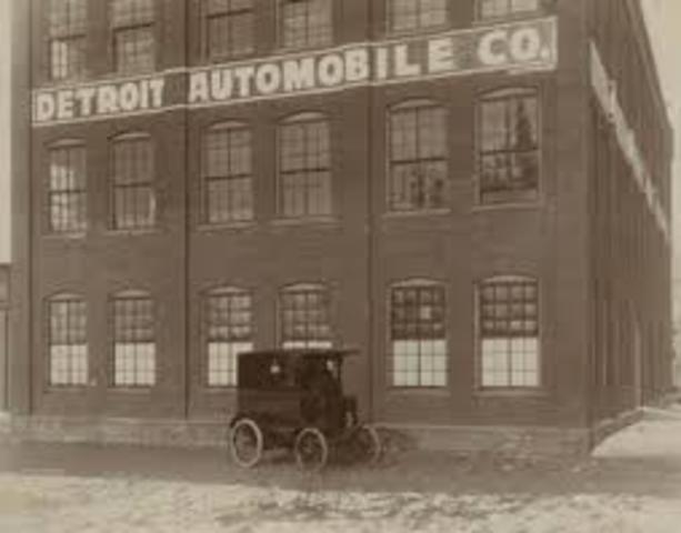 Forms the Detroit Automobile Company