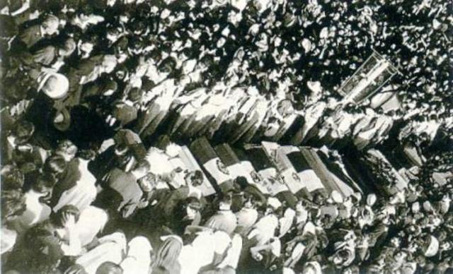 La multitud que protesta por el fraude electoral es acribillada en León, Guanajuato.