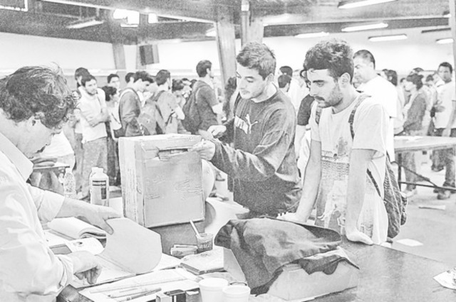 Se concede el voto a los 18 años.