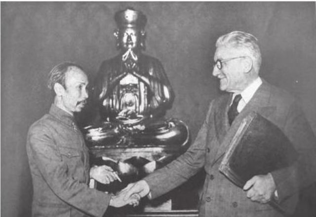 Ho Chi Minh signs an agreement with the French