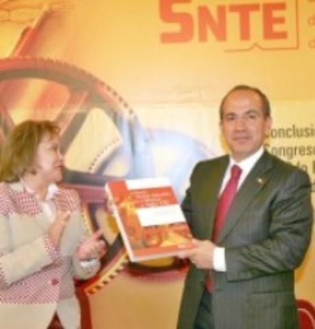 Renuncia Carlos Jonguitud Barrios a Vanguardia y al SNTE; asume el mando Elba Esther Gordillo Morales.