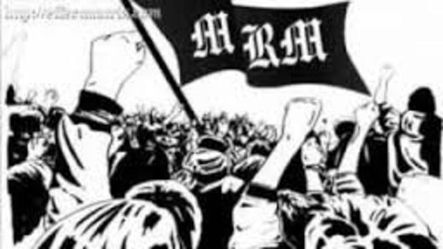 La policía disuelve un mitin del Movimiento Revolucionario del Magisterio en el zócalo de la capital.