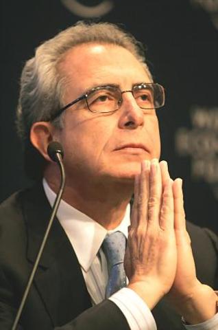Los partidos Revolucionario Institucional y Acción Nacional legalizan el rescate bancario mediante el FOBAPROA que el presidente Zedillo realizó sin autorización del Congreso.