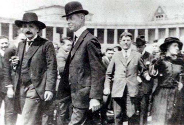 Einstein Moves to United States