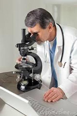 Se utiliza el microscopio por primera vez en una operación