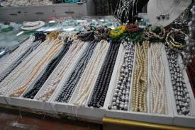 The pearl market collapses. It left Qatar's economy in ruins.