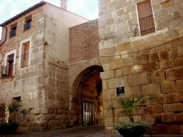 Construcción de la puerta de San Pedro.