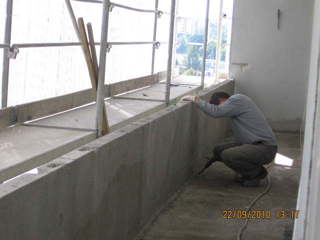 einziger Arbeiter auf Baustelle