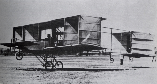 Avión propulsado por motor