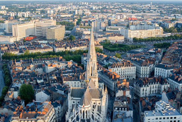 Nace en Nantes (Francia)