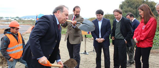 Se coloca la primera piedra para la construcción de viviendas