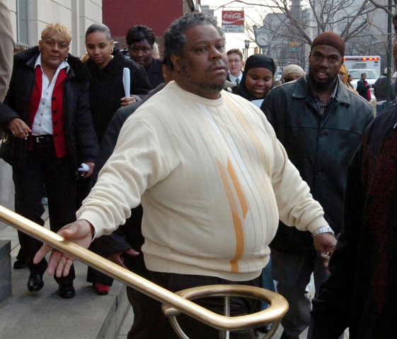 Sentenced to prison for accepting bribes