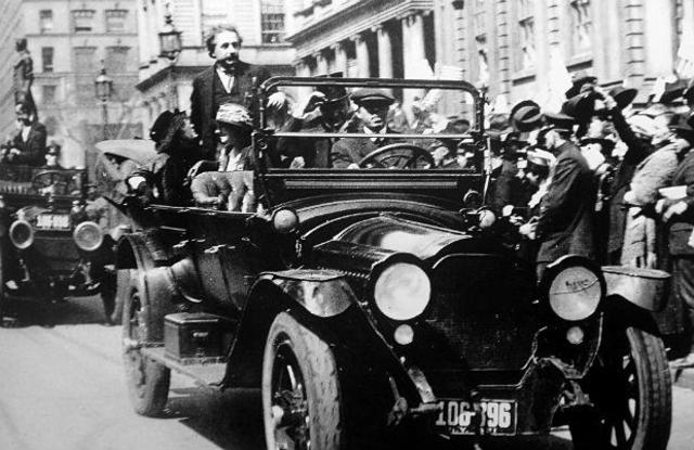 Albert Einstein moves to Americas