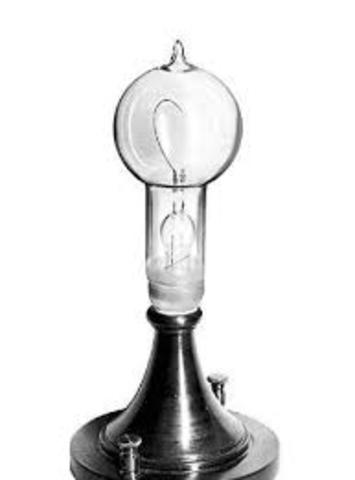 Thomas Edison inventa el foco