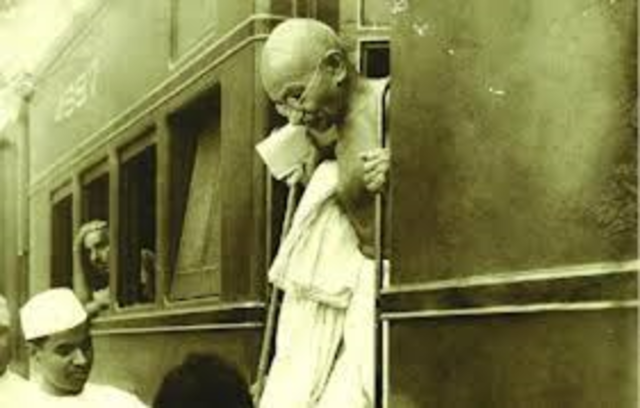 Gandhi gets thrown off train