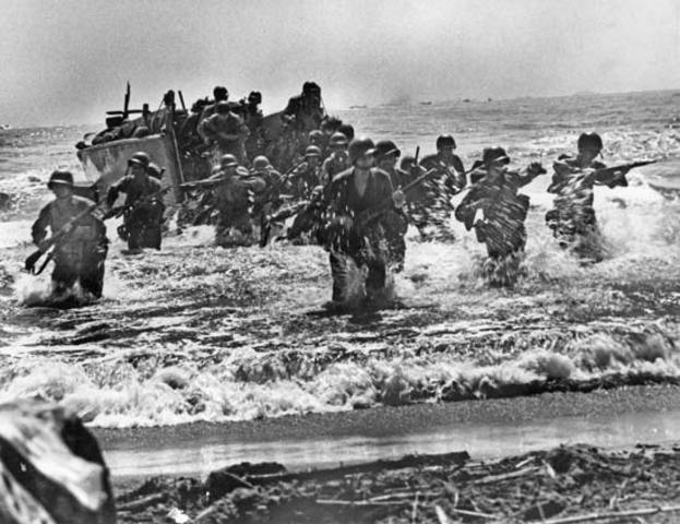 U.S troops land in the Philippines