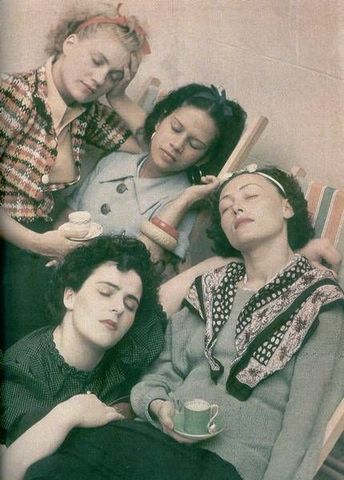Ingresa al grupo de Lee Miller, Lee Miller, Nusch Éluard, y Leonora Carrington