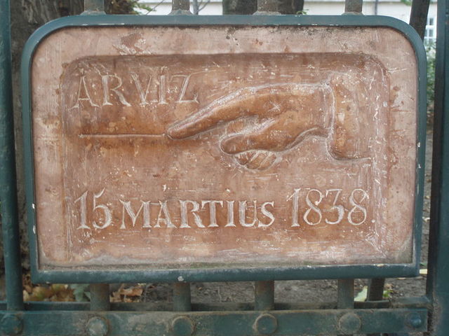 Budapesti emléktáblák és árvízszintjelző táblák