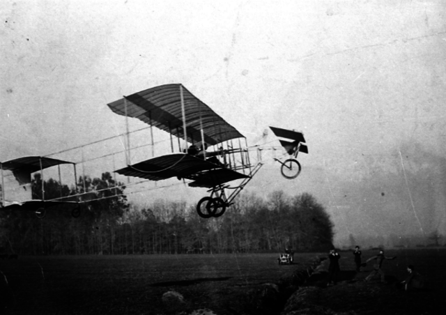 Primer enlairament d'un avió