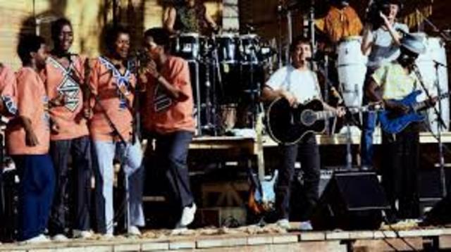 Paul Simon releases the album "Graceland."