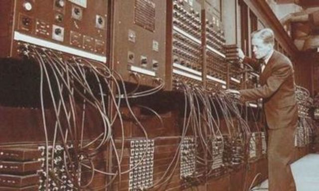 рограммист Т. К. Шарплесс у компьютера ЭНИАК. 1946 г