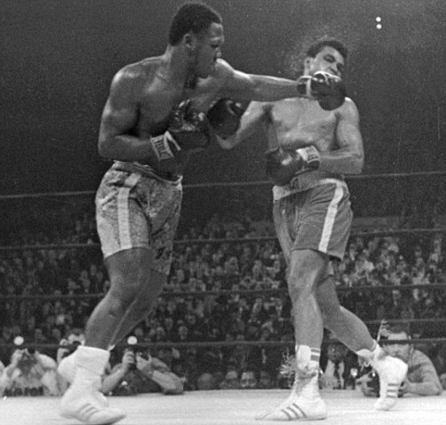 Fights heavyweight champ Joe Frazier