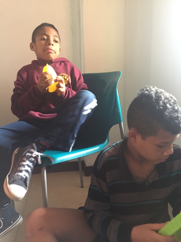 Intervención terapéutica fonoaudiologica, con material concreto y armatodo