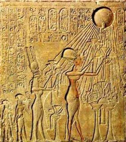 Amenhotep IV fonda una religione monoteista