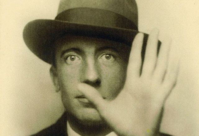 Paul Eluard entre en Résistance en 1940