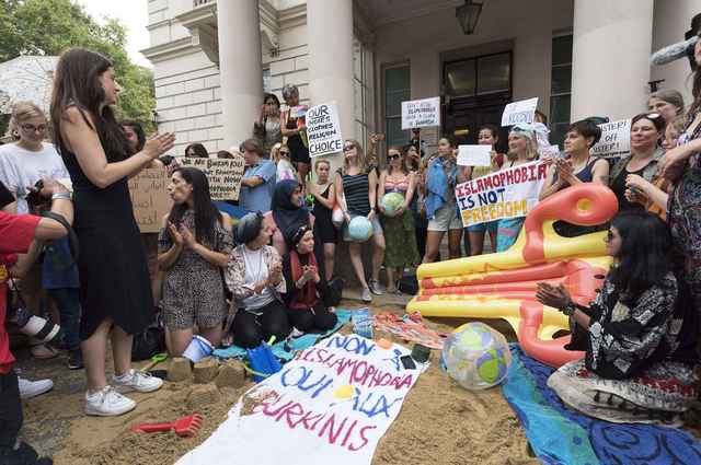 Critiques des étrangers