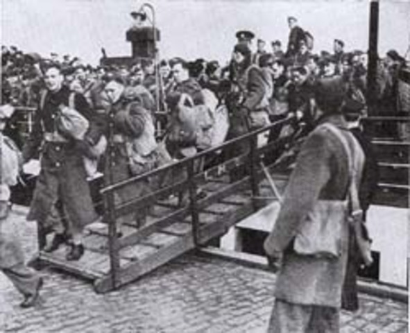 7,500 Canadian Soldiers arrive in Britain