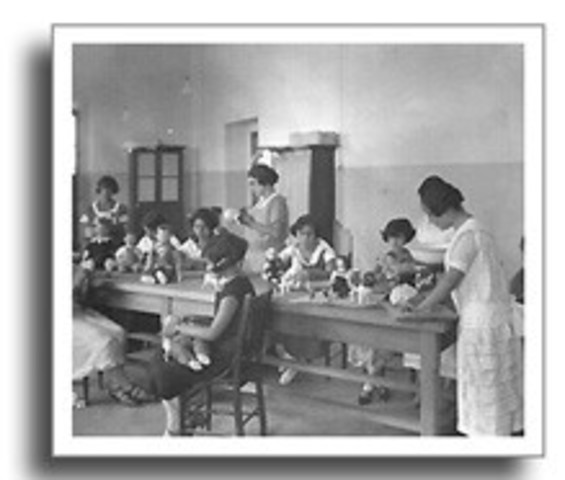 ESTABLECIMIENTO DE CURSOS PARA ENSEÑAR EN JARDINES DE NIÑOS