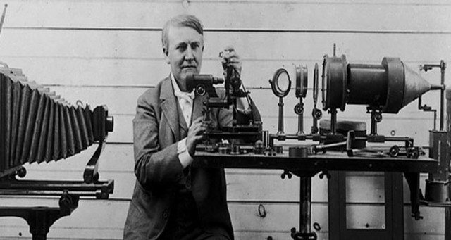 Thomas Edison inventa el foco.