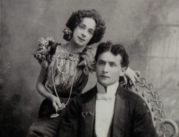 Harry Houdini marries Bess.