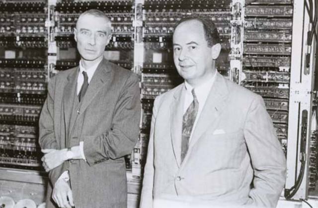 John von Neumann y Oskar Morgenstern 1947